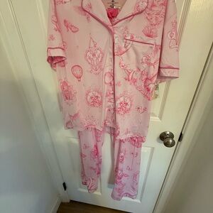 Wicked x Katie Kime
Women's Graphic Pajama Set
- Pink M